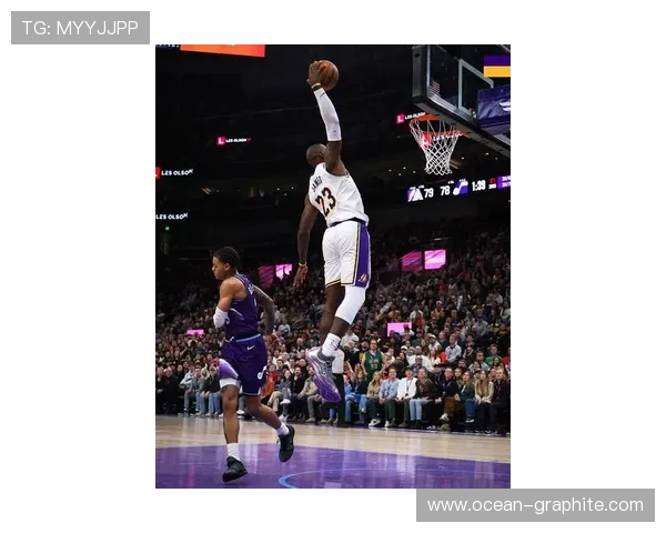 老当益壮的詹姆斯在关键时刻溜底线接球完成惊天暴扣